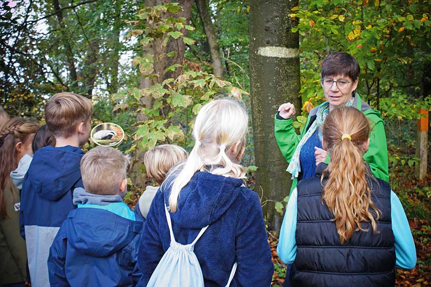 Birgit Hübner, Geschäftsführerin des Naturparks Teutoburger Wald / Eggegebirge erkundet die Tour mit einer Kindergruppe der Grundschule Neuenbeken, Foto: Herbert Gruber