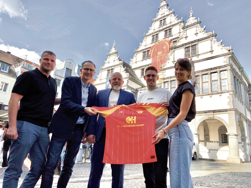 Neues Auswärtstrikot des SCP07 am Rathaus enthüllt
